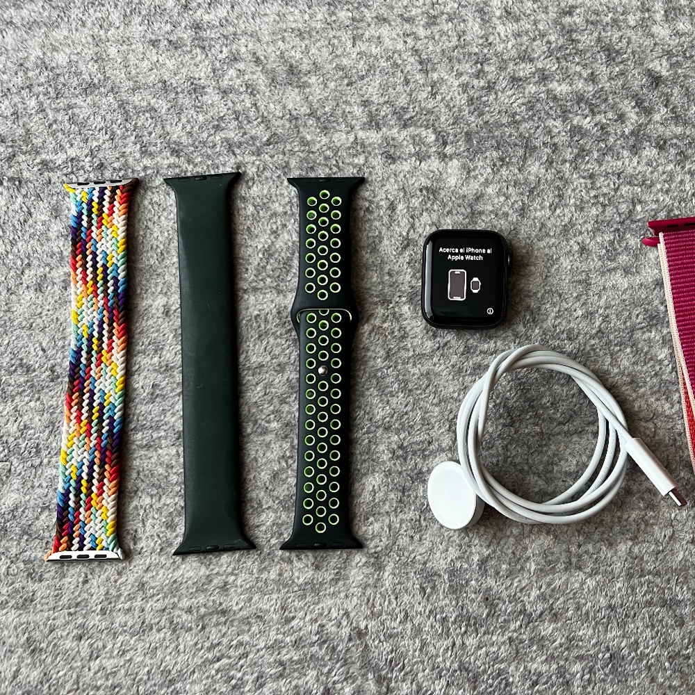 Apple Watch SE 44MM GPS+LTE (Verizon) w/ 5 bands and charging cable